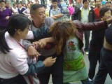 街頭悍婦打架場(chǎng)面火爆