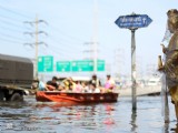 曼谷大水過 佛像水中坐