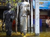 曼谷大水過 佛像水中坐