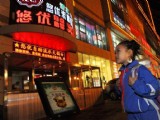 7歲女孩為了養(yǎng)家在火鍋店跳舞