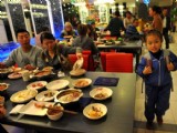 7歲女孩為了養(yǎng)家在火鍋店跳舞