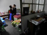 7歲女孩為了養(yǎng)家在火鍋店跳舞