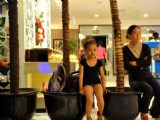 7歲女孩為了養(yǎng)家在火鍋店跳舞