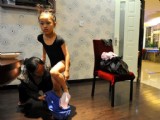 7歲女孩為了養(yǎng)家在火鍋店跳舞