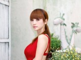 柳巖紅裙性感出境女人味十足