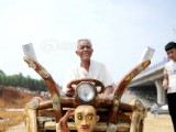 六旬老人自制木頭三輪車接送雙胞胎孫子