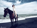 戚薇性感泳裝寫真 瀟灑馭馬秀美腿