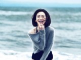 戚薇性感泳裝寫真 瀟灑馭馬秀美腿