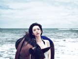 戚薇性感泳裝寫真 瀟灑馭馬秀美腿