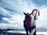 戚薇性感泳裝寫真 瀟灑馭馬秀美腿