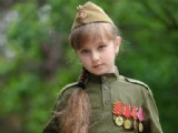 小蘿莉扮成蘇軍玩軍裝秀