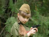 小蘿莉扮成蘇軍玩軍裝秀