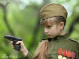 小蘿莉扮成蘇軍玩軍裝秀