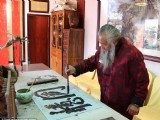 6旬根雕大師隱居樹上