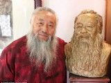 6旬根雕大師隱居樹上